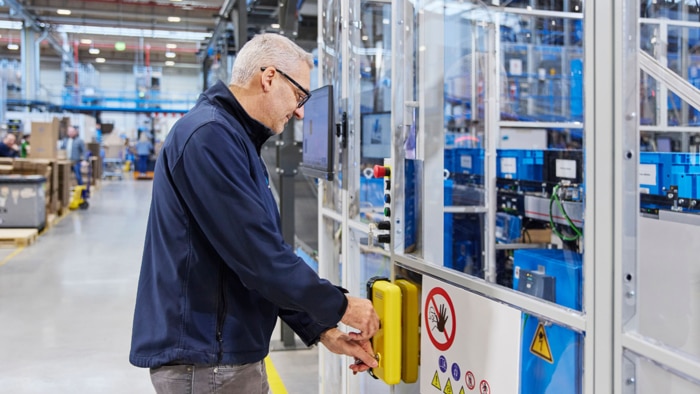 The robot cell is fully enclosed and safeguarded by the TR4 safety switch.