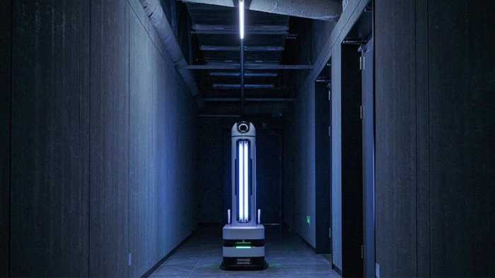 Equipped with a nanoScan3, the ARIS-K2 moves safely around the room like a mobile platform.