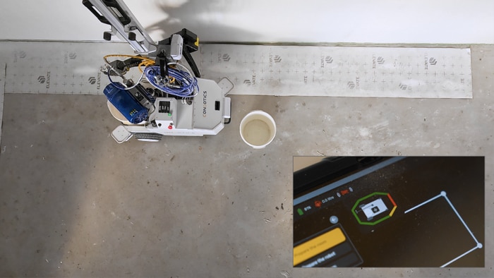 Thanks to the nanoScan3, the painting robot detects obstacles at an early stage. The status display on the tablet makes it easier for the operator to interact with the robot.