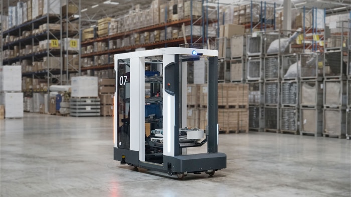 The SOTO 2 mobile robot supplies industrial production facilities with small load carriers with complete autonomy.
