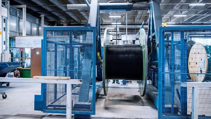 What are the risk factors when operating a winding machine?
