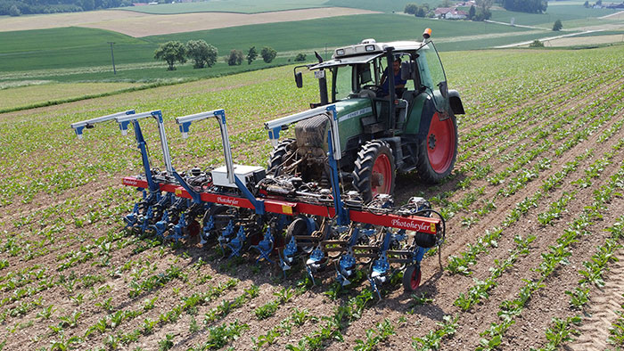 The specially shaped rotors can remove weeds in plant rows with maximum precision without damaging the crops.