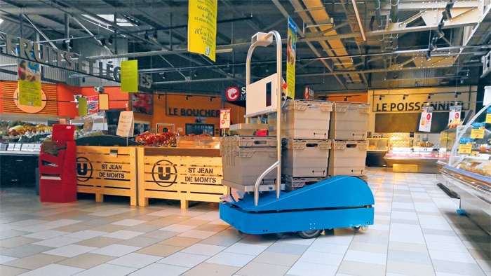 SUitee Cobotics supports supermarket employees during particularly strenuous activities.