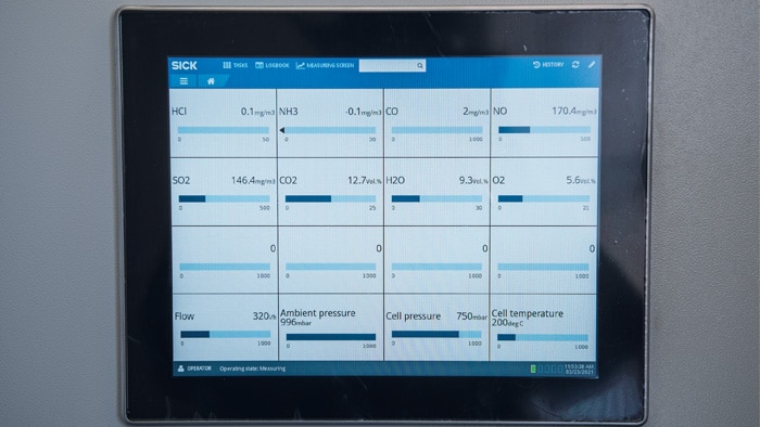 The touchscreen of the MCS200HW multi-component analyzer system shows at a glance the values of the components being measured and the device status. 