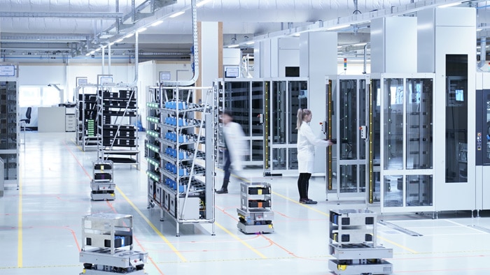 The individual fully and partially automated production modules are connected to one another via small autonomous carts (AGCs).
