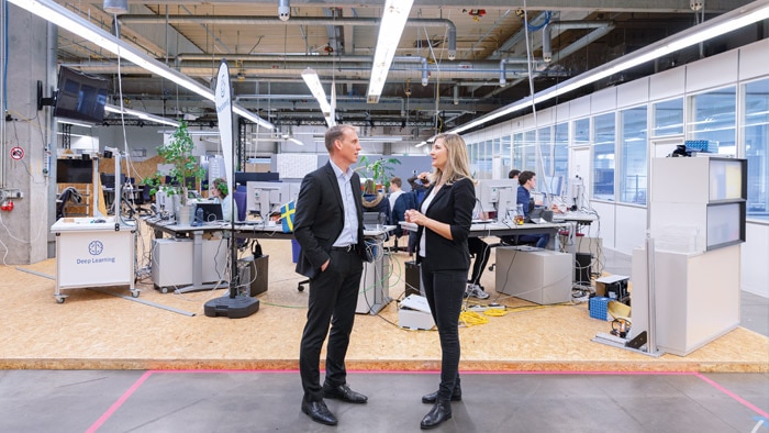 Marcus Neubronner (left) together with our editor Melanie Jendro in the Start-up Arena, a former production hall of SICK AG 
