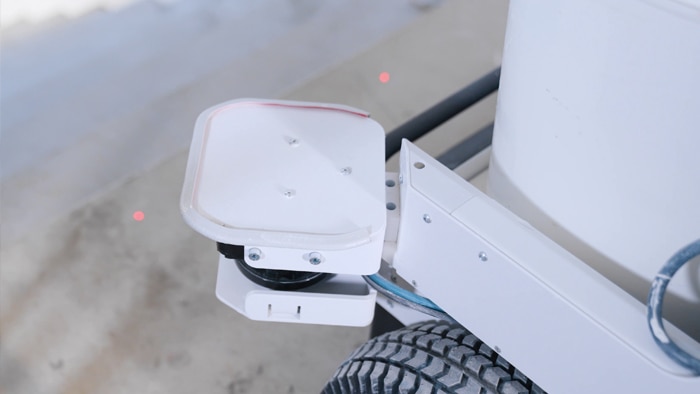 Edge protection at stairways: the WTT12-S detects edges and transitions, enabling the painting robot to restrict its travel in good time.