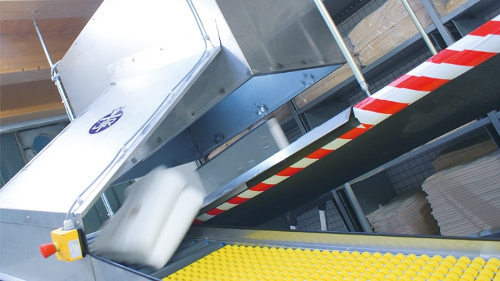 The pusher moves out at lightning speed and redirects the terry towels. The camera system and the angled lamp are installed in the sheet metal box overhead. 